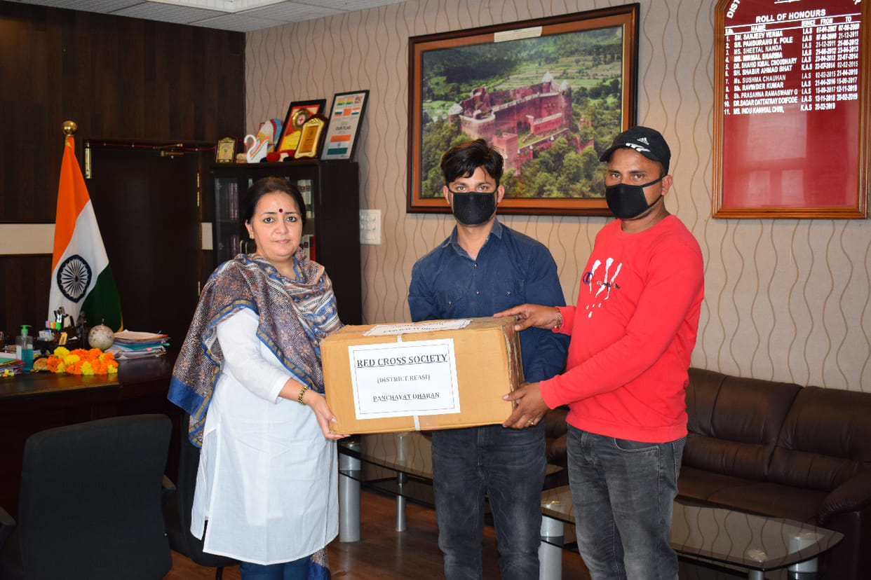 Sarpanch gave medicines to DC, volunteers gave checks