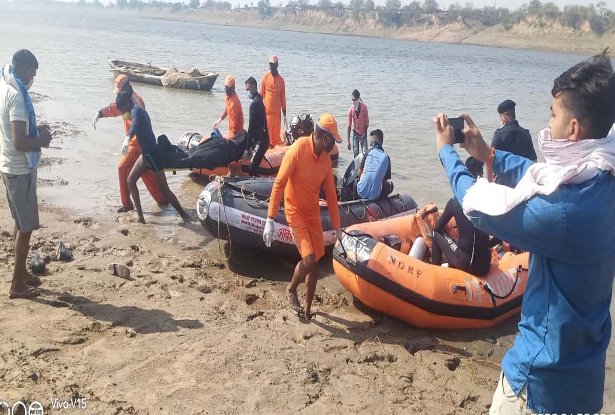 fatehpur : After 15 hours, the dead body of the daroga and sipahi was removed from the river