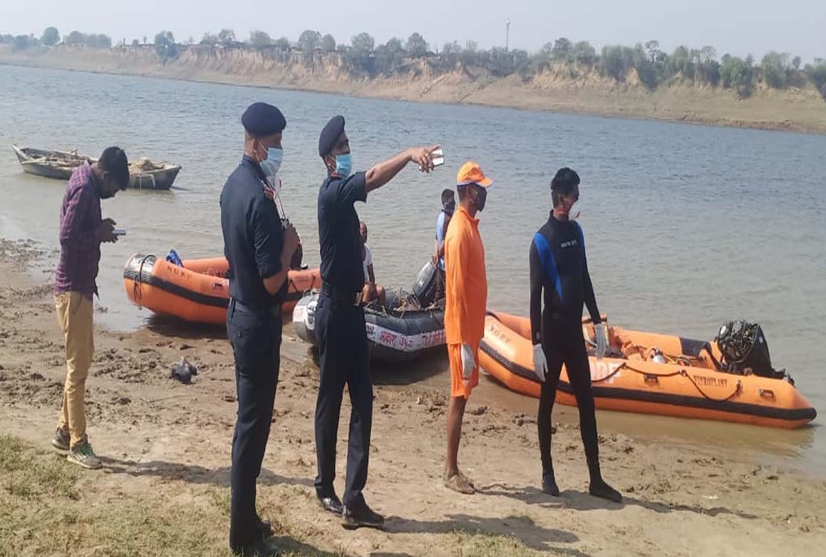 fatehpur : After 15 hours, the dead body of the daroga and sipahi was removed from the river