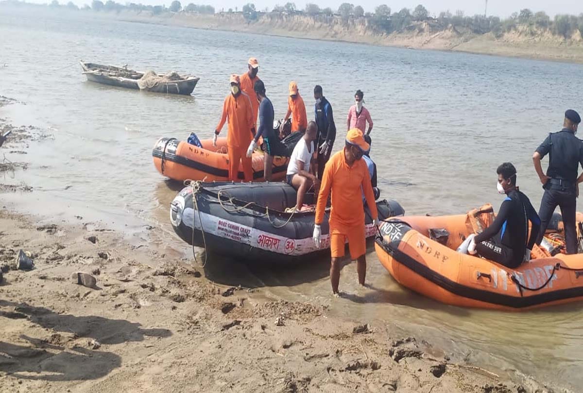 fatehpur : After 15 hours, the dead body of the daroga and sipahi was removed from the river