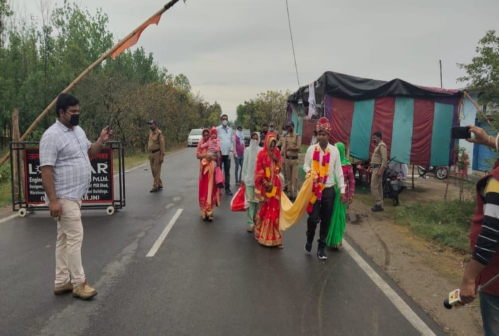 Uttarakhand Lockdown: Police Done Bride and Groom Marriage on checkpost in kashipur