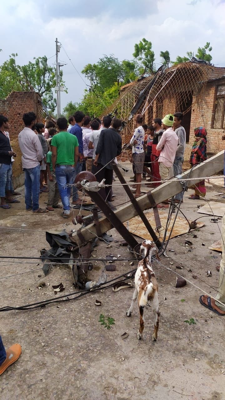 Hathras: Storm and rain caused havoc, hundreds of electric poles broken