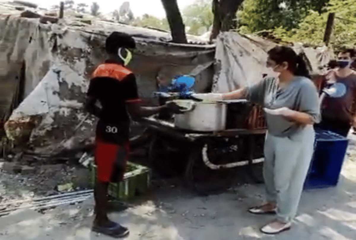 Archana Puran Singh Distributes Food To The Poor With Husband Parmeet Sethi Video Goes Viral on Social Media
