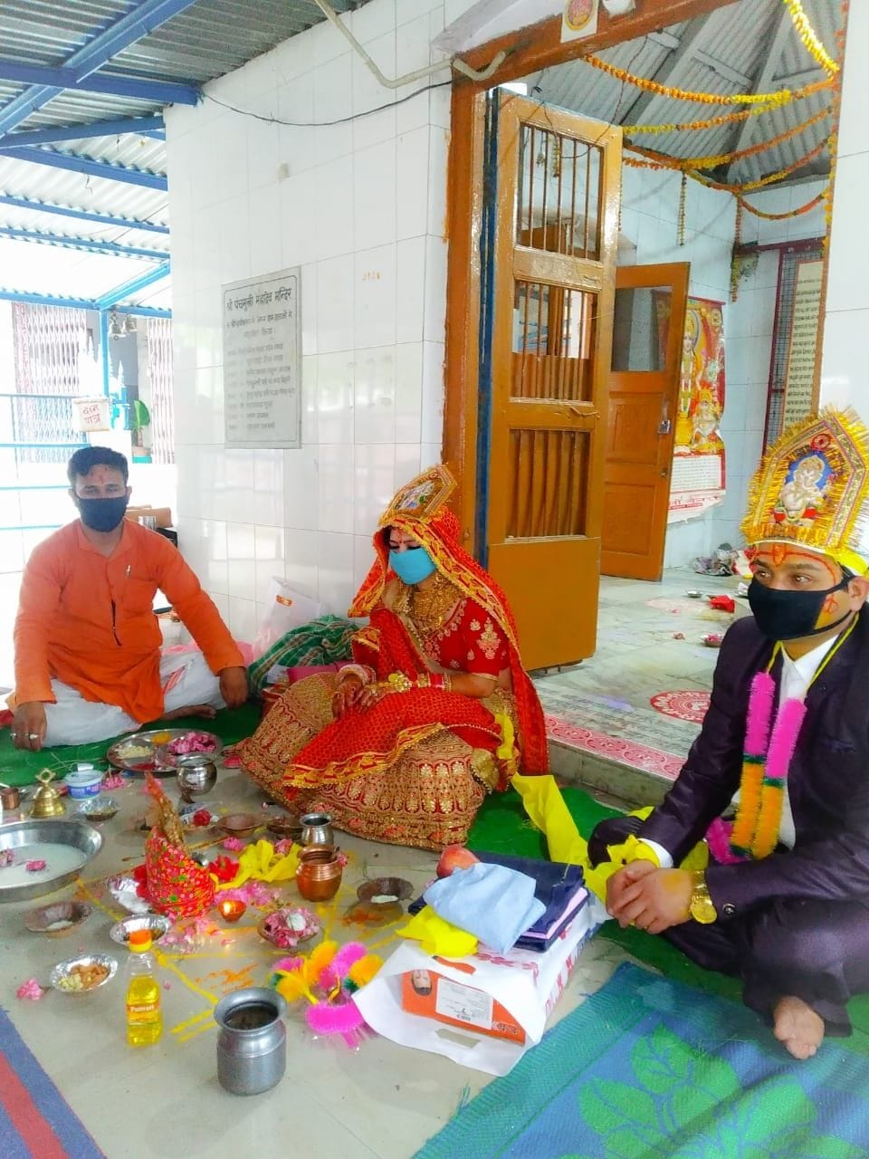 Deepak and Sunita get married in lockdown, wear mask