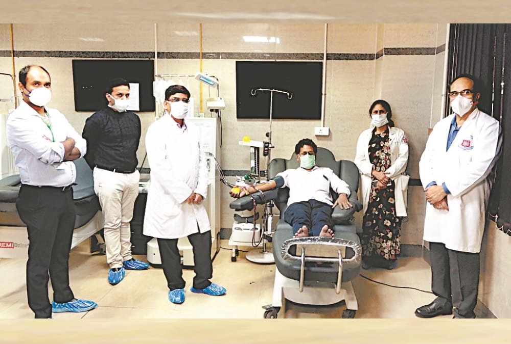 dr tauseef of KGMU donated plasma.