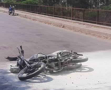 a biker injured in the illusion of fill of petrol tanker