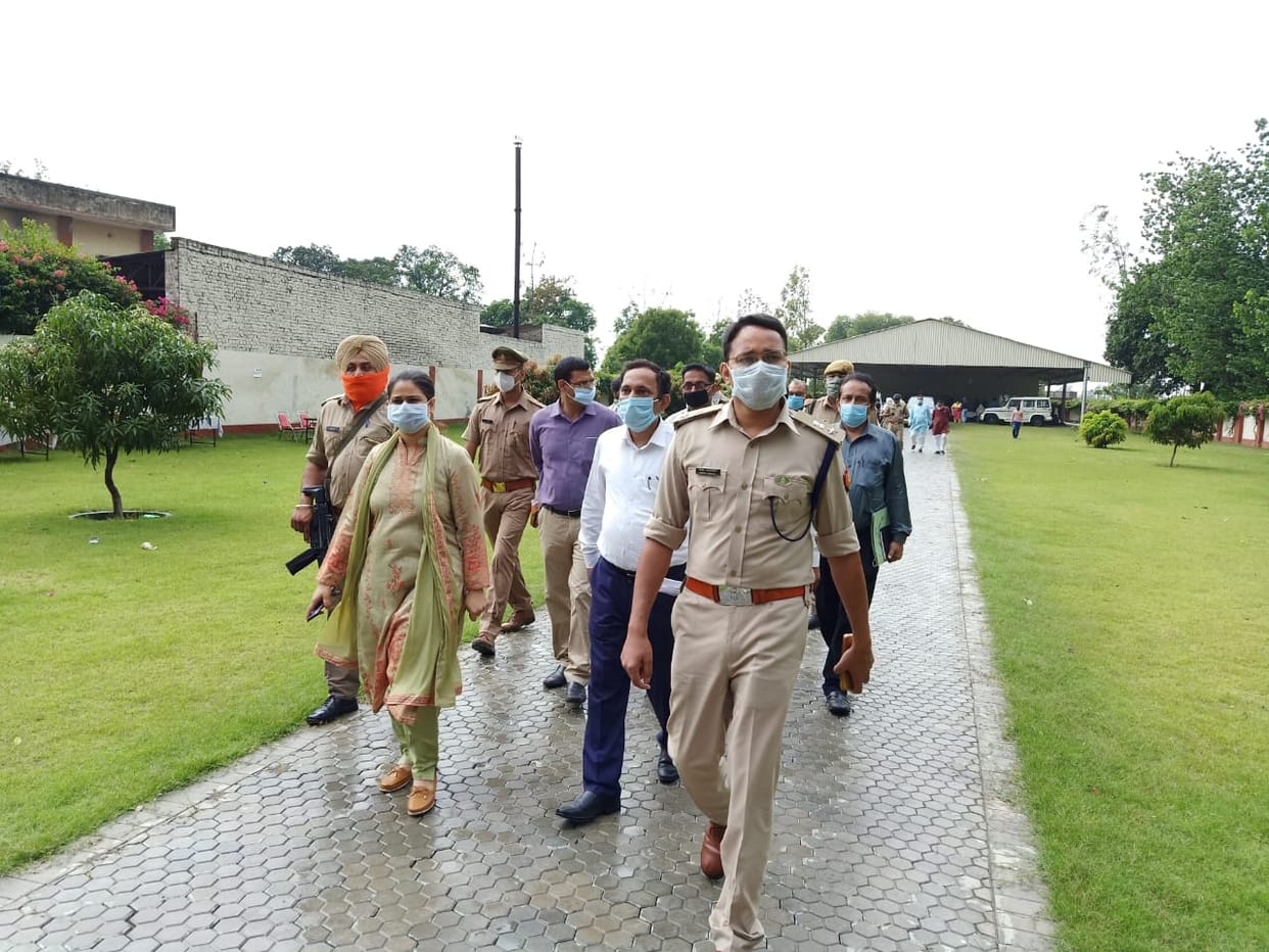 Administration welcomes migrant laborers from Haryana, dispatch of 1002