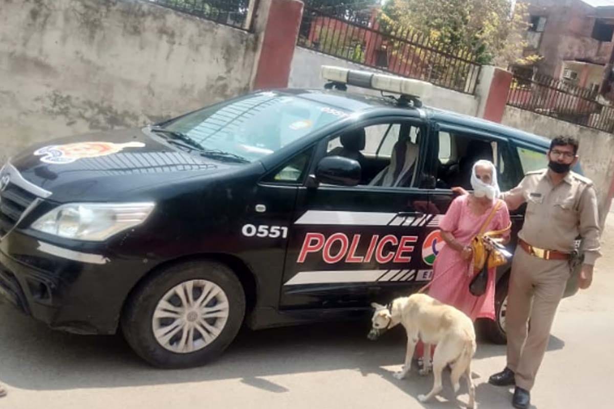 Meerut police get the treatment to sick snowy Dog after getting a call came to police from Australia when Dog became ill