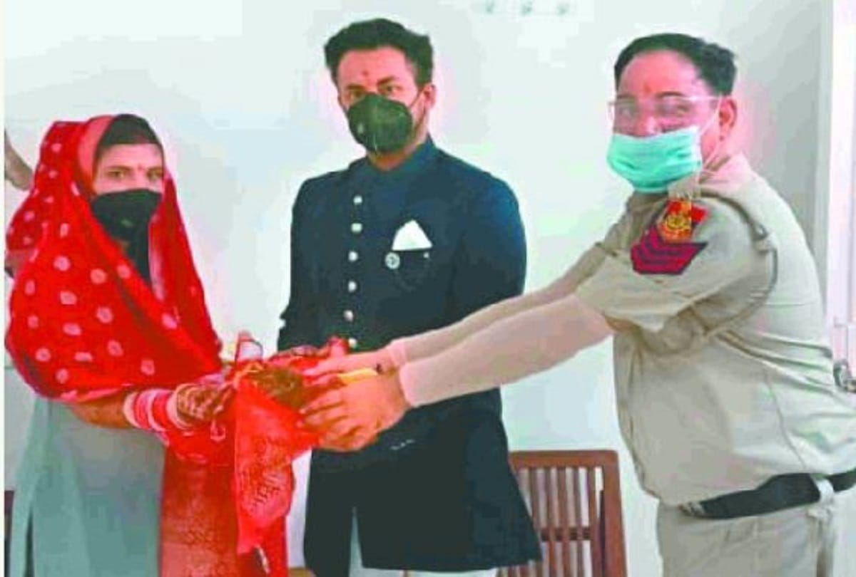 Marriage in lockdown bride and groom leaves in police jeep