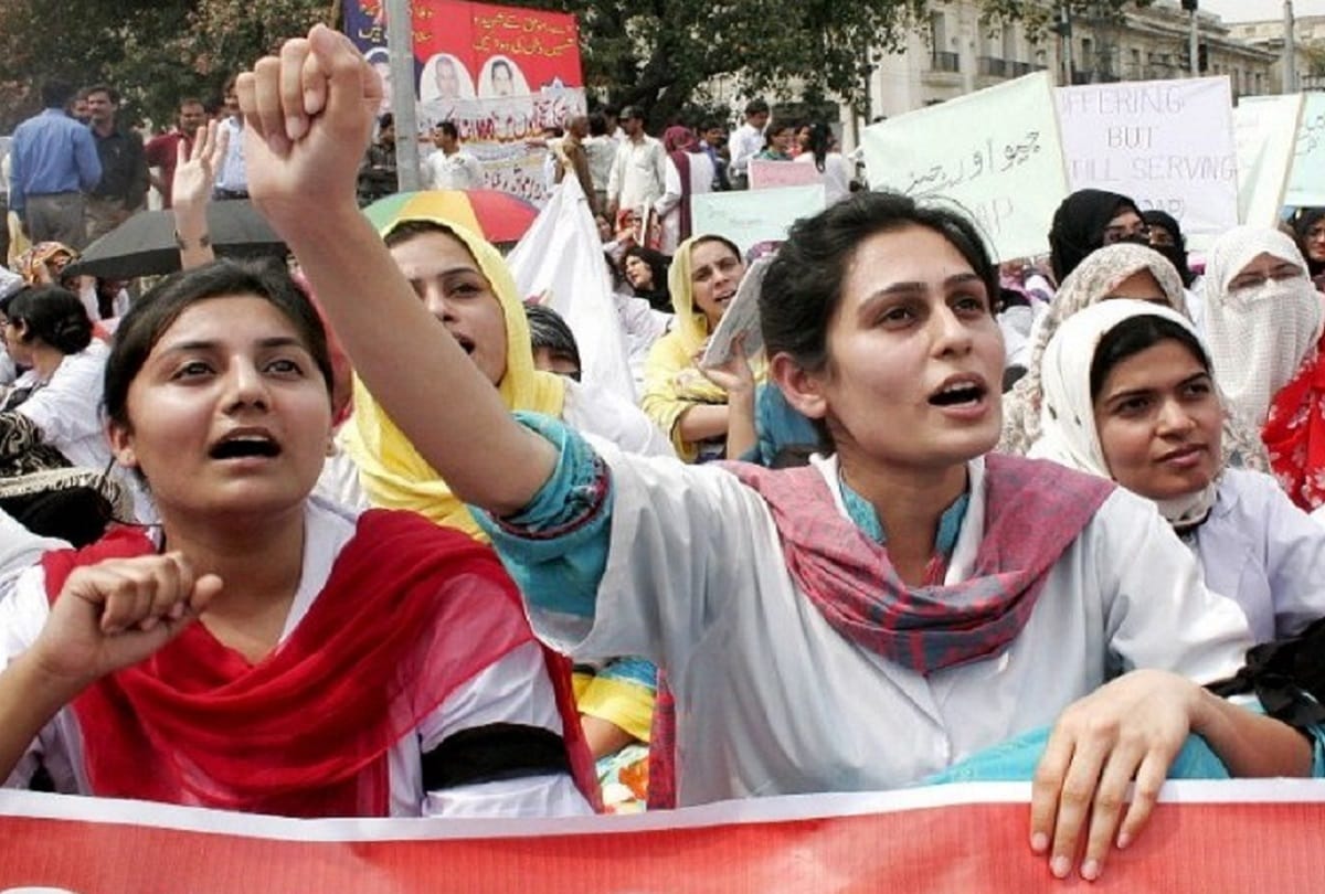 dozens of Doctors and nurses started hunger strike in Pakistan over lack of coronavirus protection