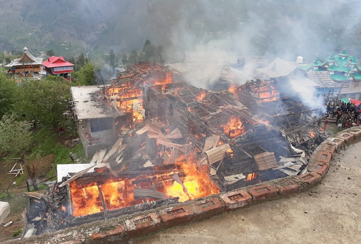 fire breaks out in rohru chirgaon shimla himachal pradesh houses gutted