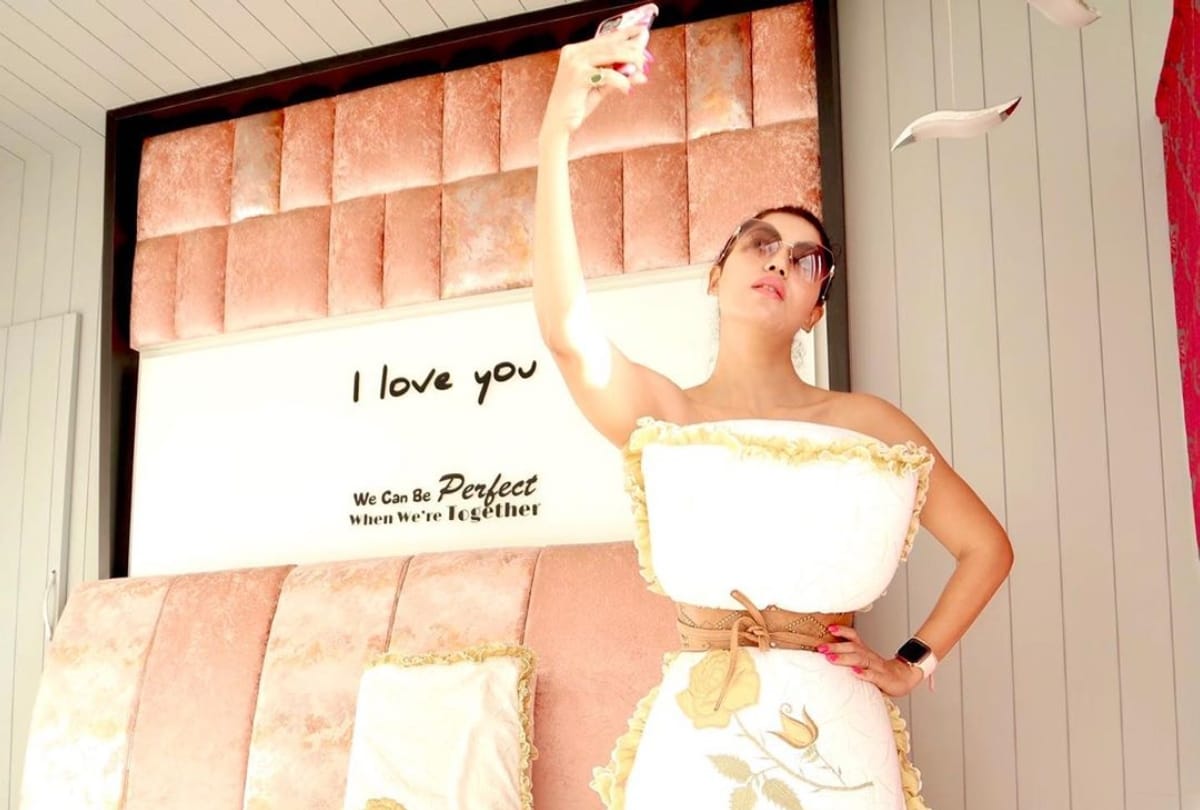 tamannaah bhatia accept #pillow challenge and looking gorgeous