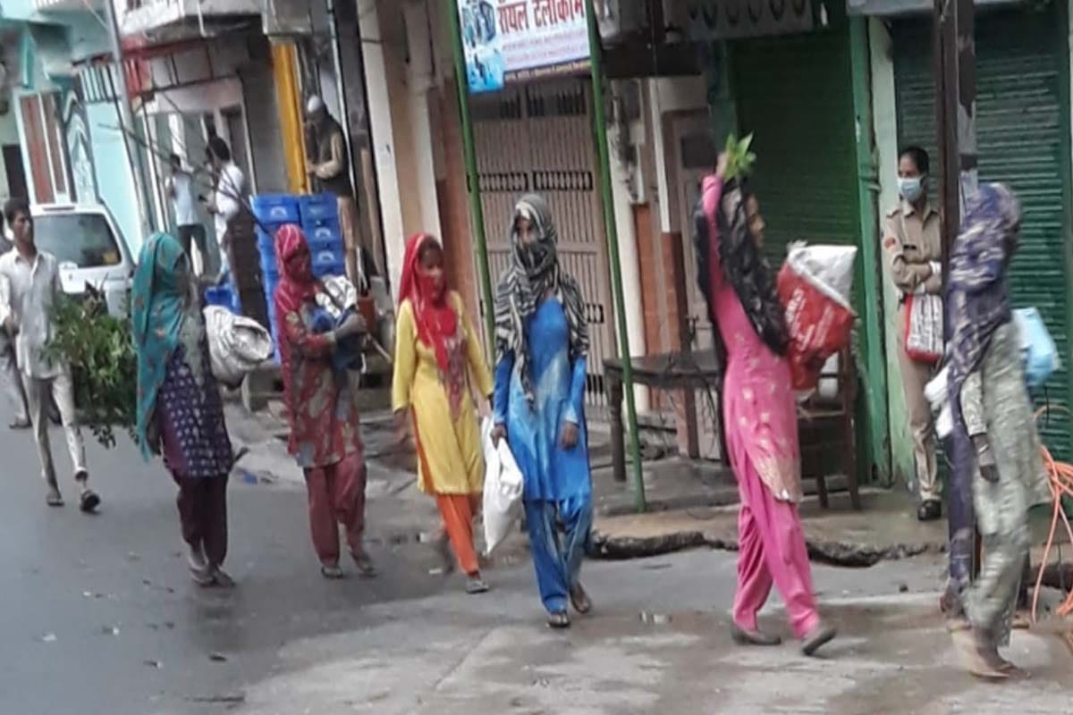 rain and hailstorms made farmers crops soaked in the field in many district of western UP