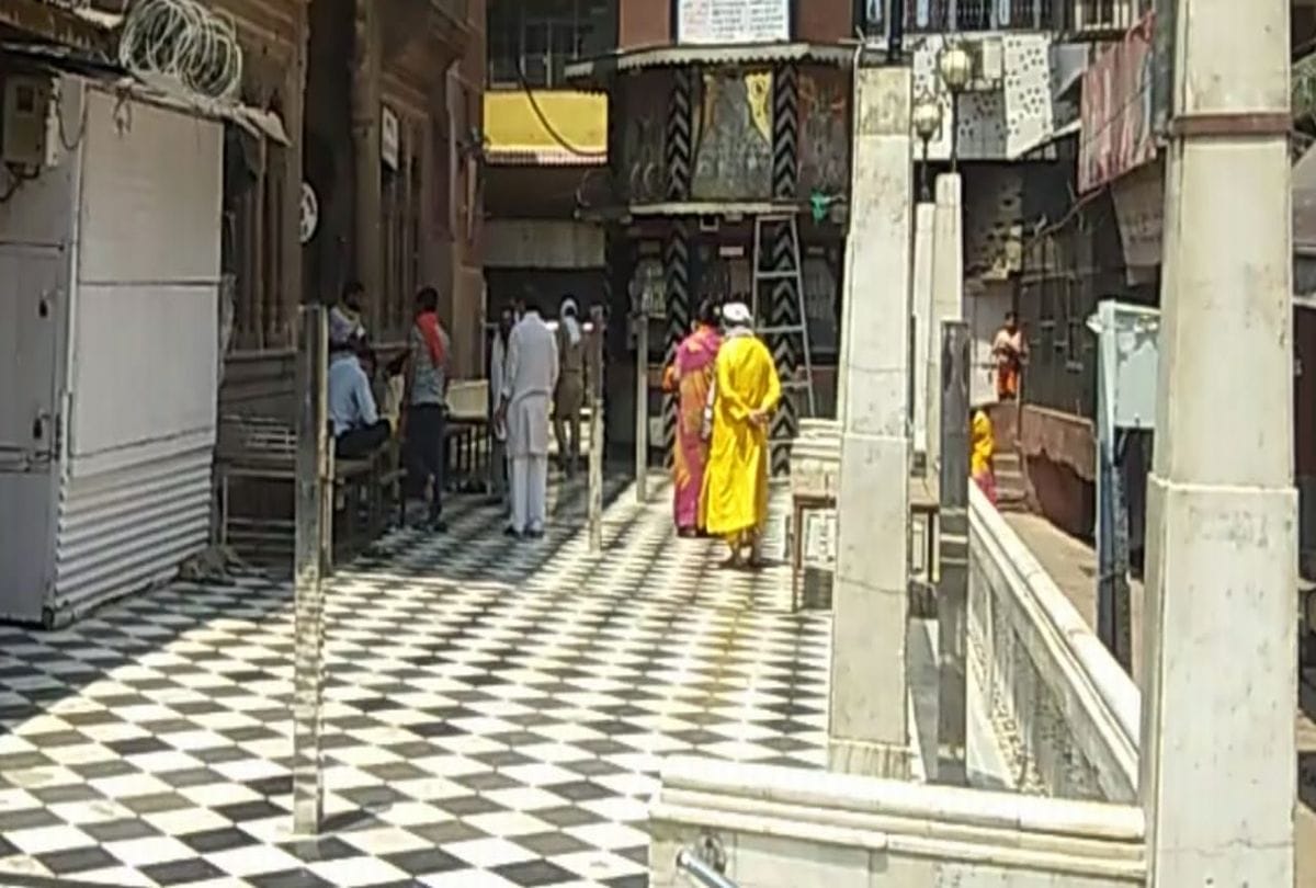 Bjp District President Reach Banke Bihari Mandir In Lockdown
