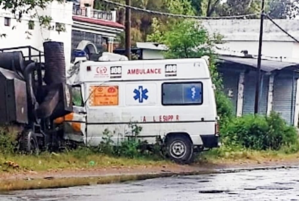 Ambulance Collided with House on dehradun paonta sahib highway, pharmacist died