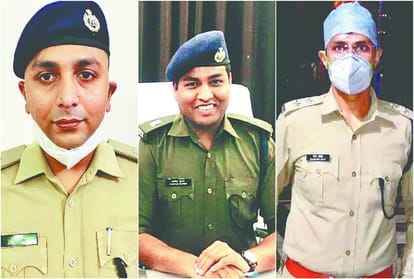 आईपीएस अधिकारी रवि कुमार बाएं से दाएं में पहले, बीच में प्रमोद कुमार व मास्क लगाए सौरभ दीक्षित