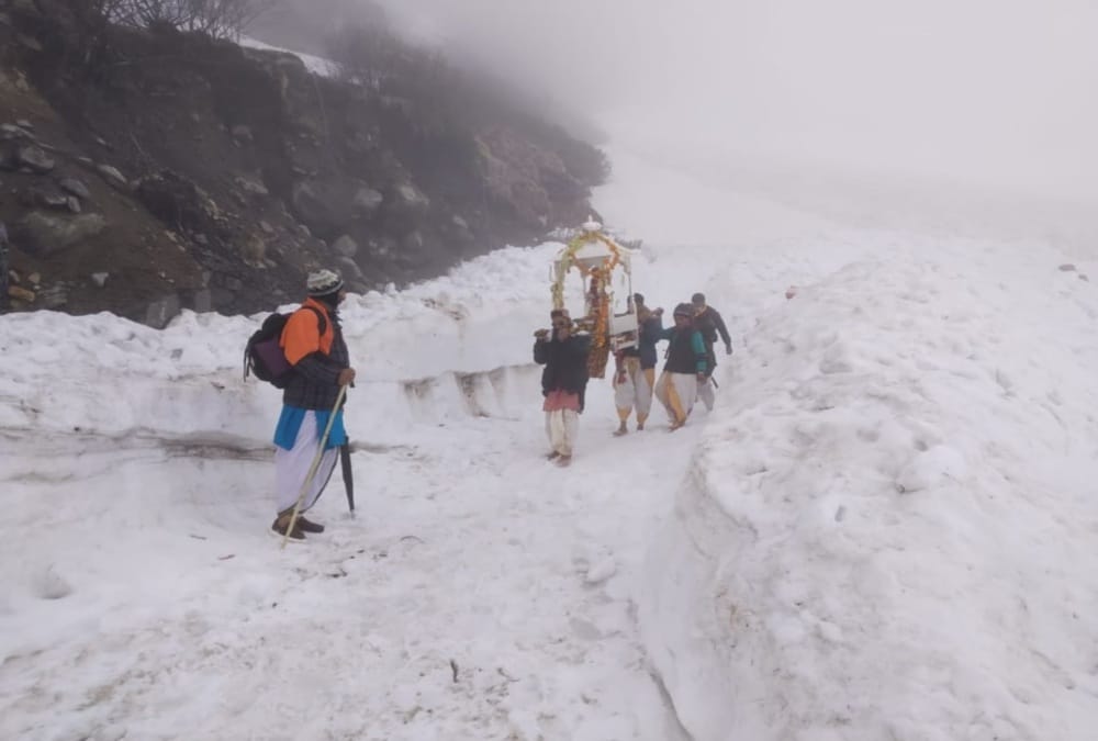 Char dham yatra 2020: Kedarnath Doli reached Dham during snowfall, Amazing Visuals