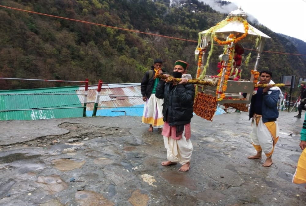 Char dham yatra 2020: Kedarnath Doli reached Dham during snowfall, Amazing Visuals