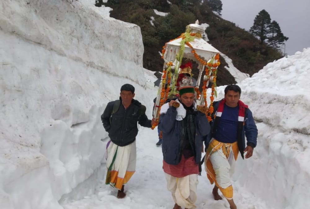 Char dham yatra 2020: Kedarnath Doli reached Dham during snowfall, Amazing Visuals