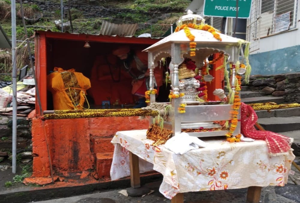 Char dham yatra 2020: Kedarnath Doli reached Dham during snowfall, Amazing Visuals