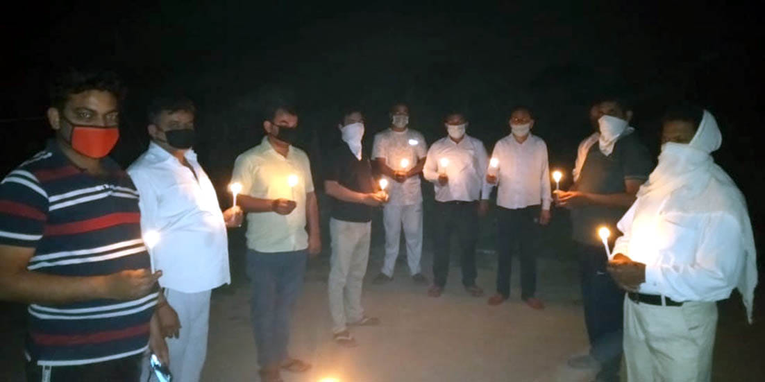 Tributes paid to sadhus killed in Maharashtra by burning candles