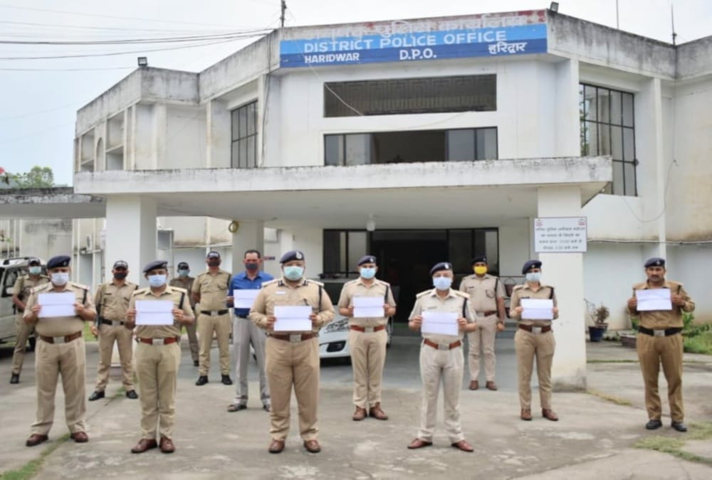 Lockdown in uttarakhand: haridwar police support Punjab Police Officer Harjeet Singh with posters