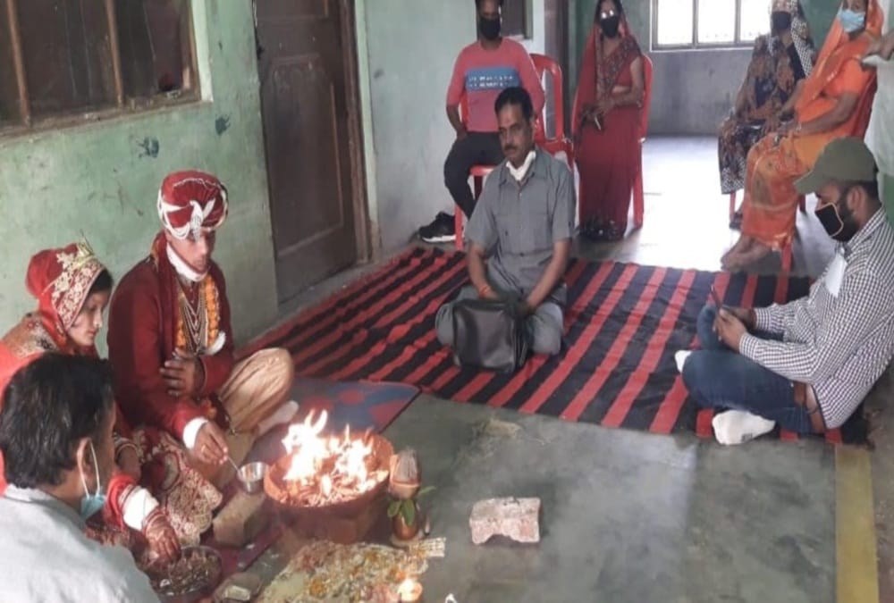 Uttarakhand Lockdown: Bride and Groom Marriage on police checkpost on jashpur border