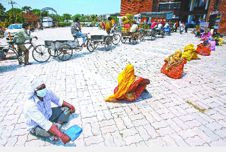 Coronavirus, Lockdown, Curfew, People Waiting for Ration after Announcement by Government