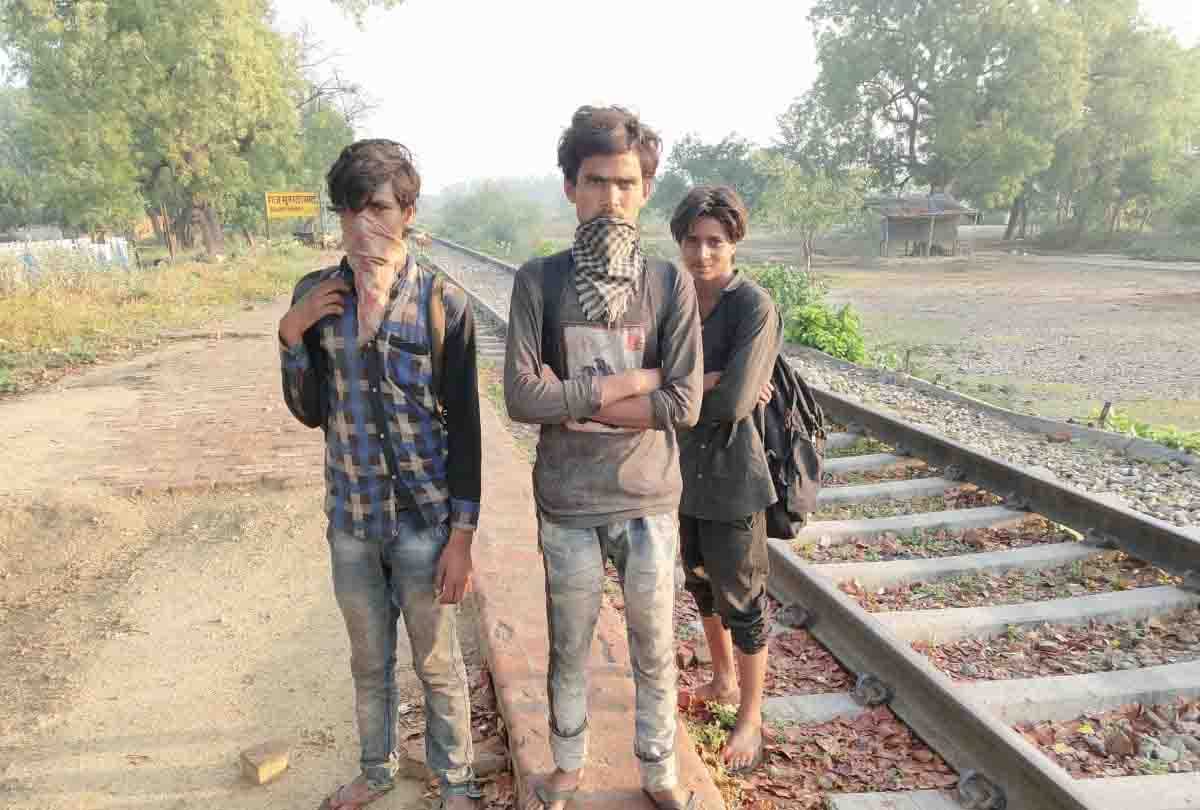 lockdown: worker Walked 1500 km on foot from Ahmedabad to Hardoi rail route Journey of