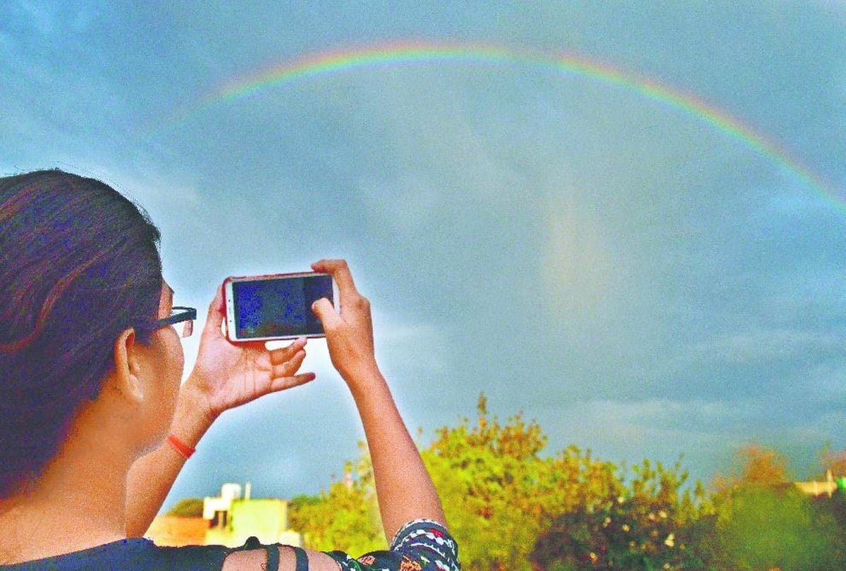 know why rainbows are formed in the sky after rain
