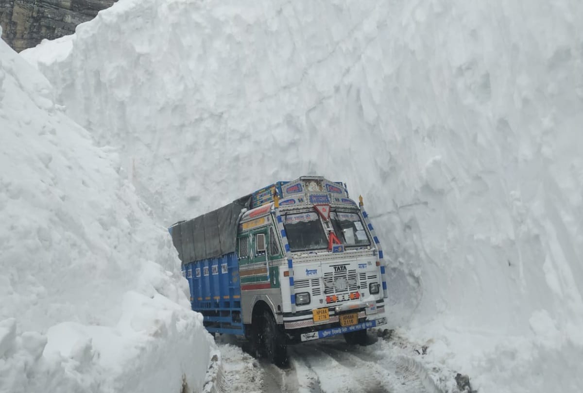 fresh snowfall recorded on the peaks and rohtang pass in himachal pradesh