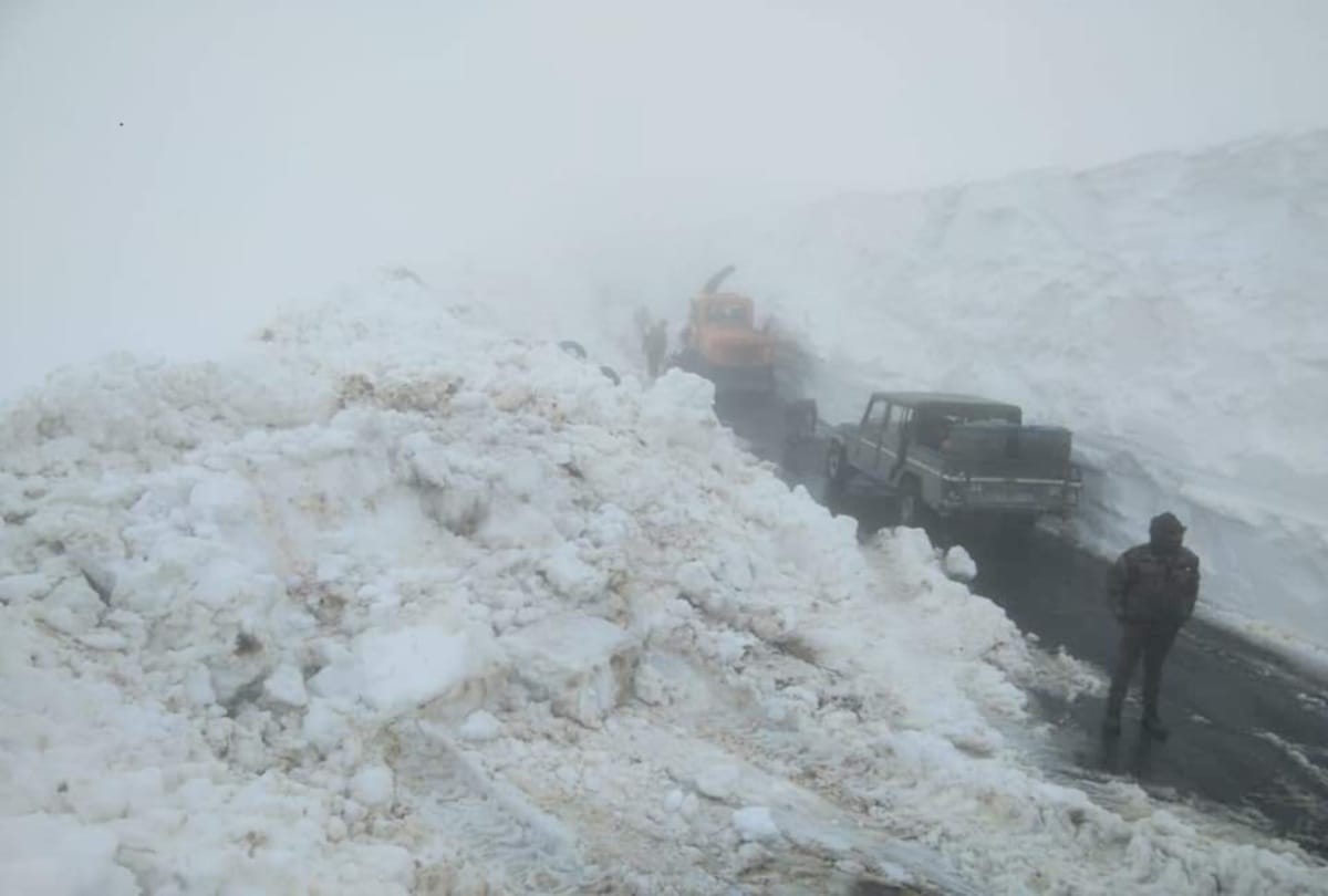fresh snowfall recorded on the peaks and rohtang pass in himachal pradesh