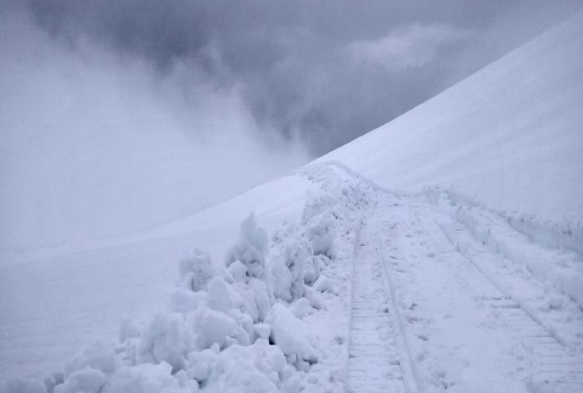 fresh snowfall recorded on the peaks and rohtang pass in himachal pradesh