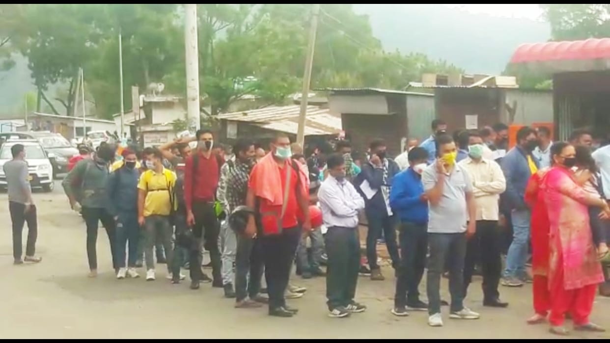 a lots of people accruing,on disstric border