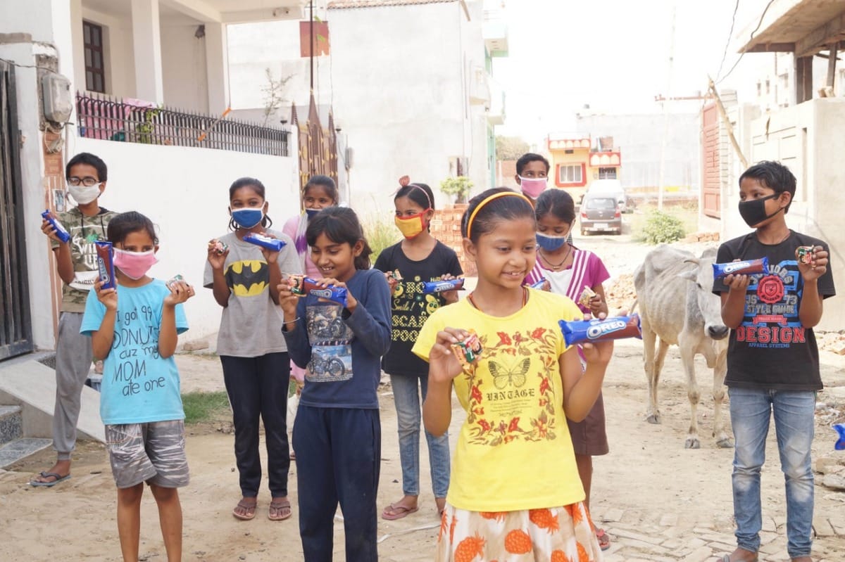 Varanasi DM Kaushal Raj Sharma took biscuits to poor children through Grain Bank