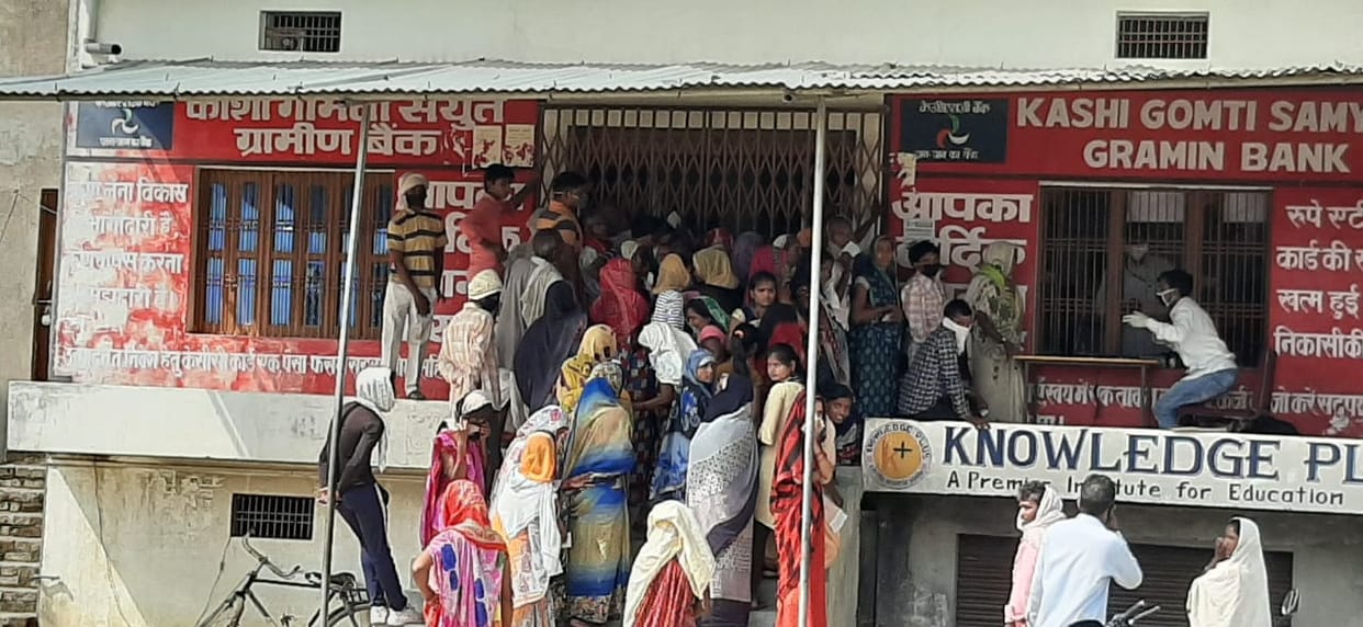 social distancing rule not follow on banks in varanasi