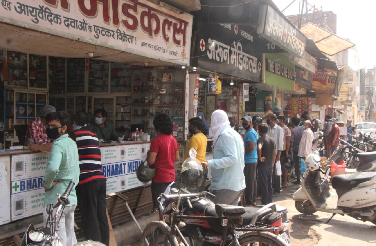 social distancing rule not follow on banks in varanasi