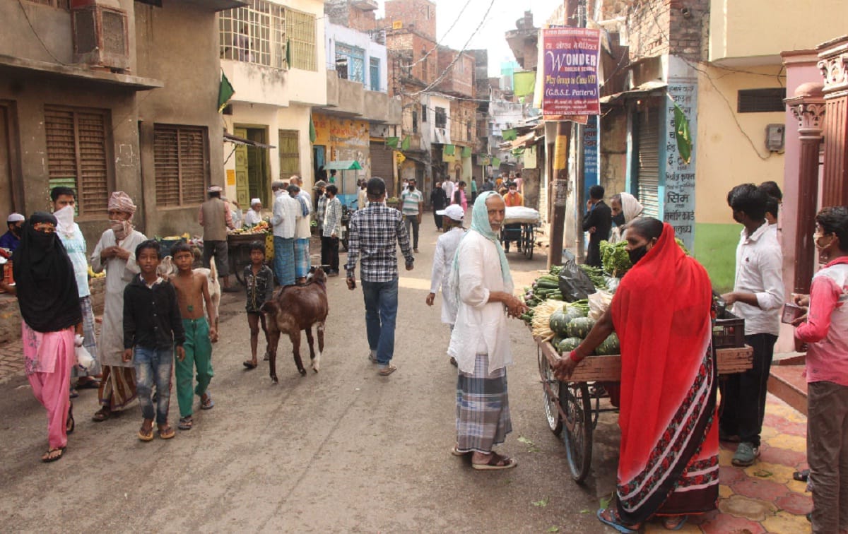 social distancing rule not follow on banks in varanasi