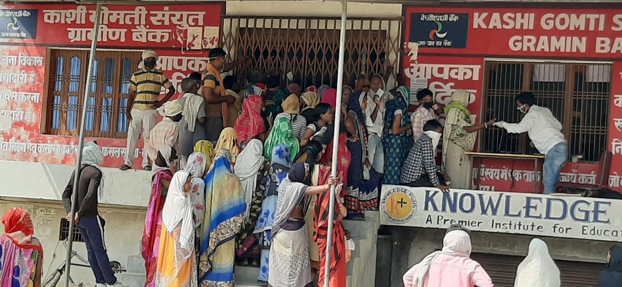 social distancing rule not follow on banks in varanasi