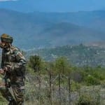 नियंत्रण रेखा पर तैनात सुरक्षाकर्मी (फाइल फोटो)