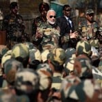 सेना के साथ नरेंद्र मोदी