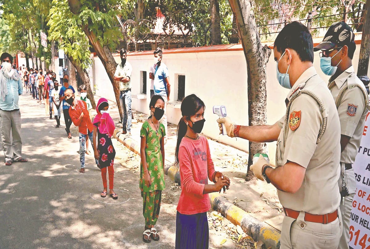 Food and mask being distributed during lockdown in Amar Ujala Foundation campaign