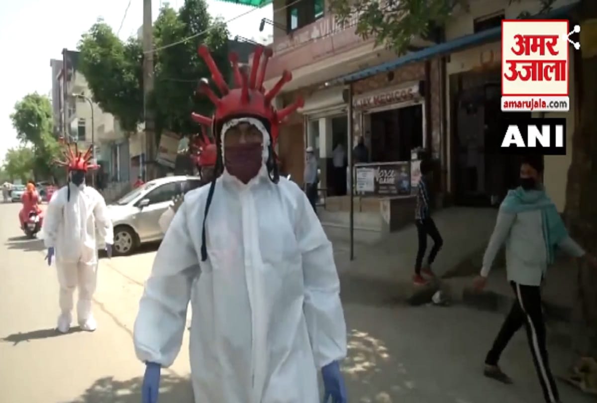 Delhi Police is making people aware by wearing Corona helmet
