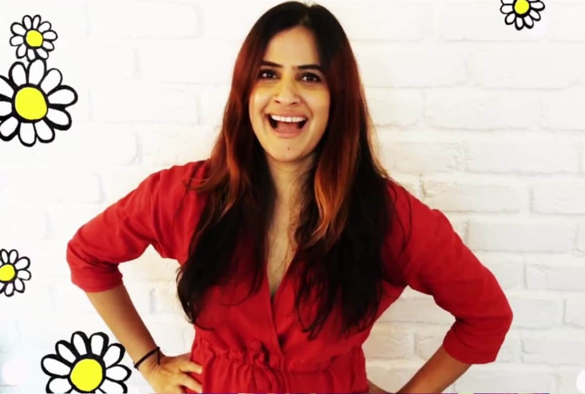 Sona Mohapatra Gives A Witty Reply To a User Who Asks Her Why all feminists have to show cleavage