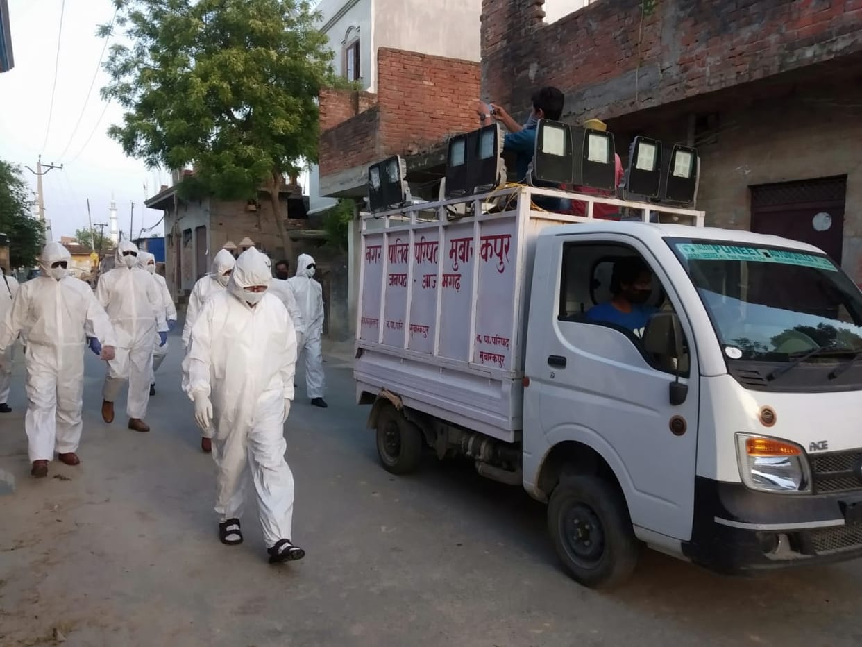 Azamgarh: SP arrived on a phone with the medicine in the hotspot area, said - remember the police if needed