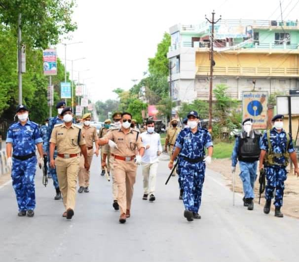 Azamgarh: DIG did 15 km walk with RAF jawans, fed monkeys and animals bread before patrolling
