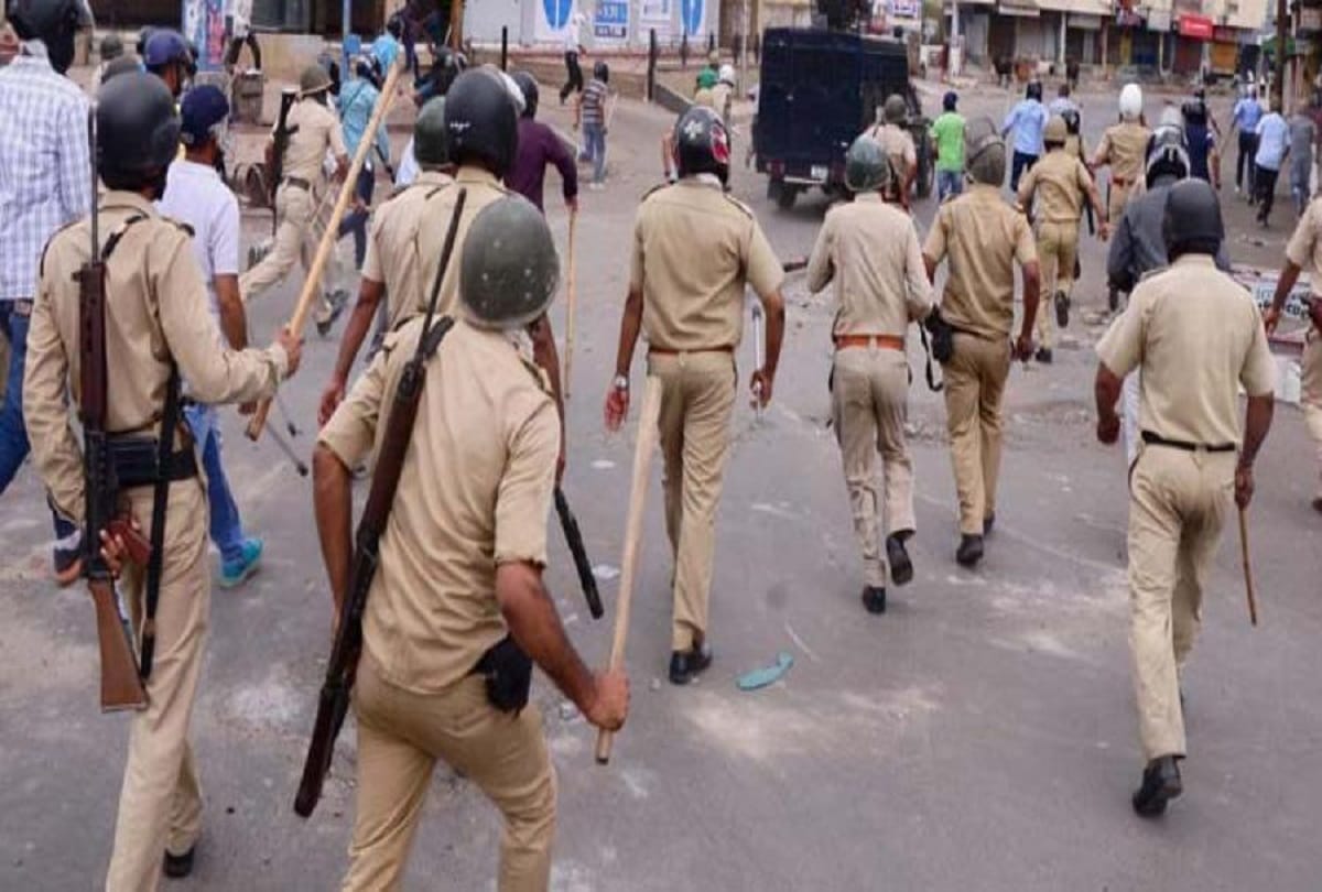 Maha: Mob attacks cops, frees man accused of chain snatching