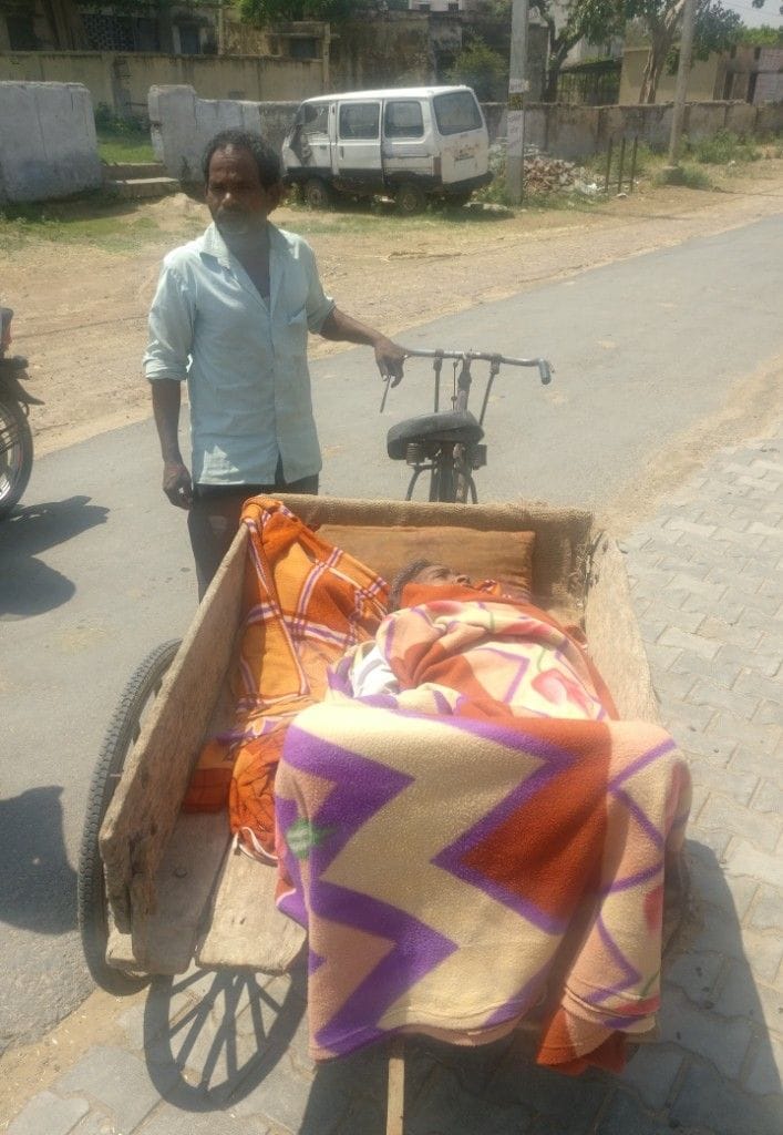carry his mom to hospital by rickshaw, while ambulance man not attend call