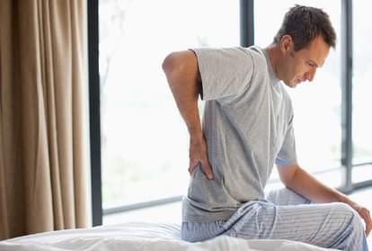 कमर दर्द की समस्या गलत पोश्चर, कैल्शियम और विटामिन की कमी समेत कई अन्य चीजों की वजह से हो सकती है- सांकेतिक तस्वीर