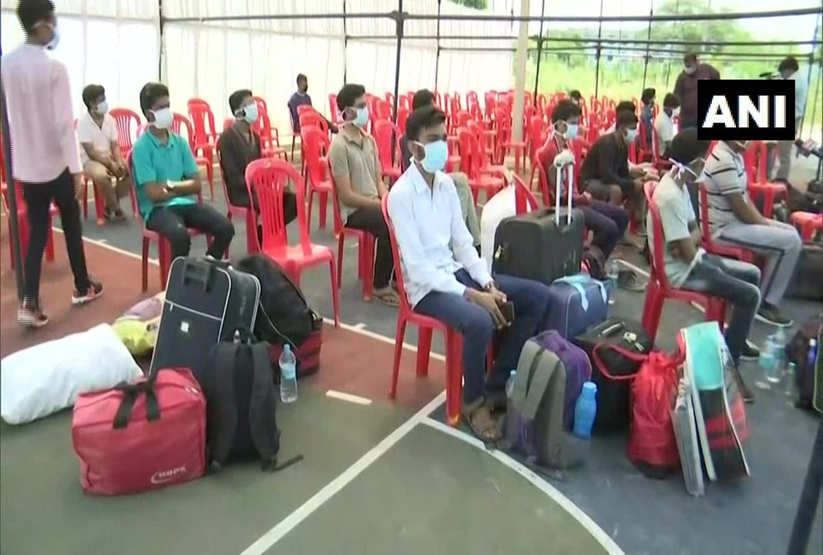 Chhattisgarh: 75 buses carrying over 2000 students who were stranded in Kota Rajasthan have reached Raipur